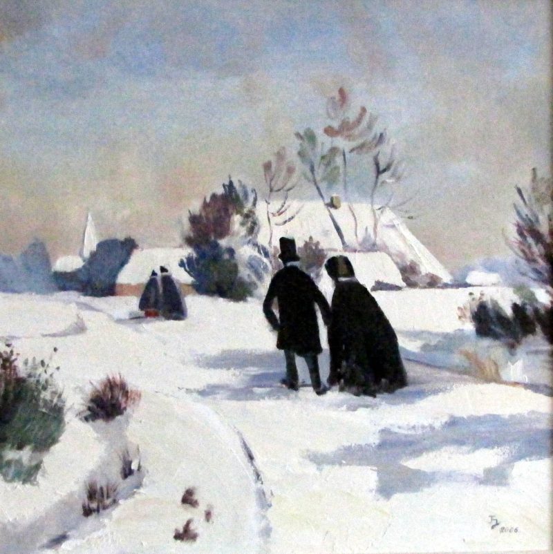 Winterliche Landschaft mit zwei Personen in historischen Mänteln auf einem schneebedeckten Weg, umgeben von verschneiten Bäumen und Häusern.