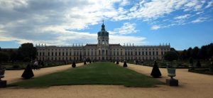 Das barocke Schloss Charlottenburg in Potsdam mit seinem prächtigen Garten und der zentralen Achse.
