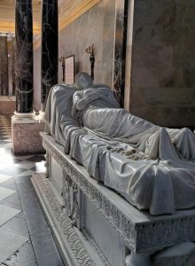 Eine detaillierte, barocke Grabstatue in einem prunkvollen Raum des Schlosses Charlottenburg in Potsdam.