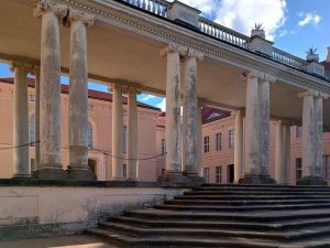 Ein beeindruckendes Gebäude mit klassischen Säulen und einer breiten Treppe in Rheinsberg.