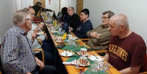 Die Gruppe sitzt am Tisch